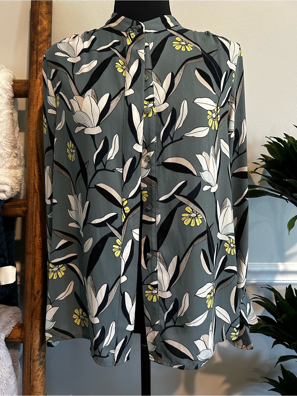 Ann Taylor Green, White, Gray, and black  Floral Print Blouse Size XS